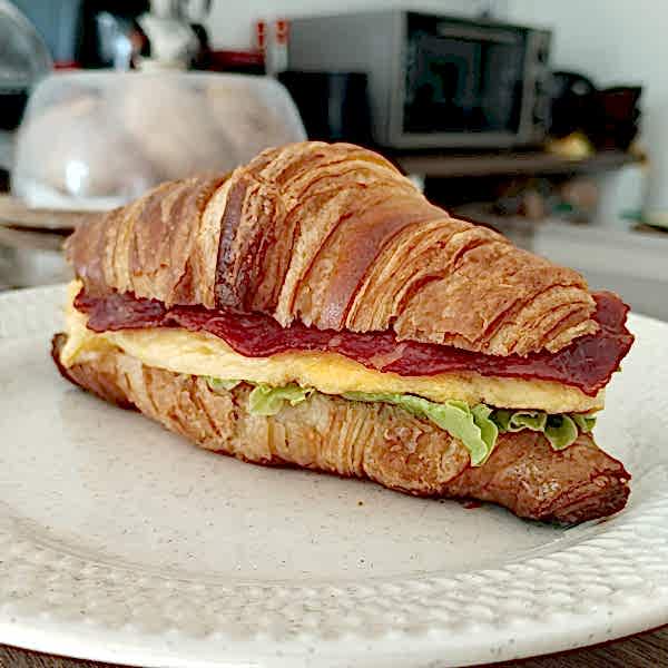 Pastırmalı Yumurtalı Kruvasan